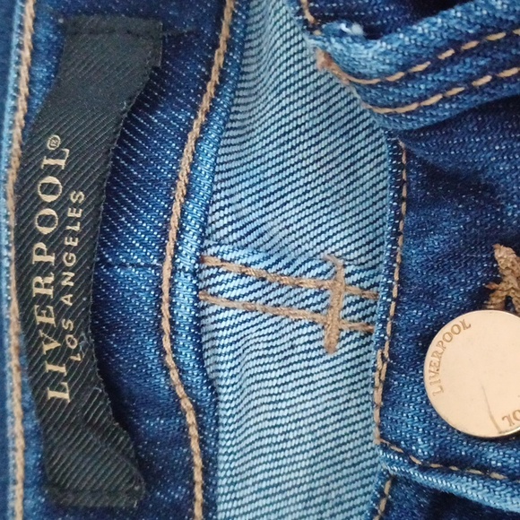 Liverpool The CROP Flare Sz.26/2. Rise 8.5". Raw Hem. L.25".Whiskered Finish.EUC - Picture 5 of 9